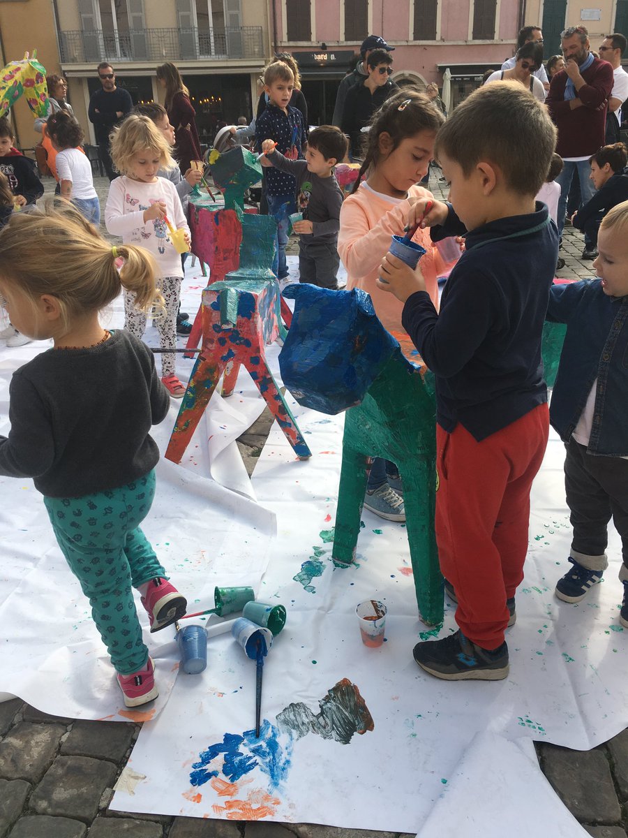 massimo_seri's tweet photo. La #domenica quando la piazza di Fano è gremita di gente sono veramente contento, se poi i protagonisti sono i #bambini ancora di più! 
Bravi bambini artisti con l'associazione K_artone !! #fanocittadeibambini #fano https://t.co/7Gtq0BBAXl