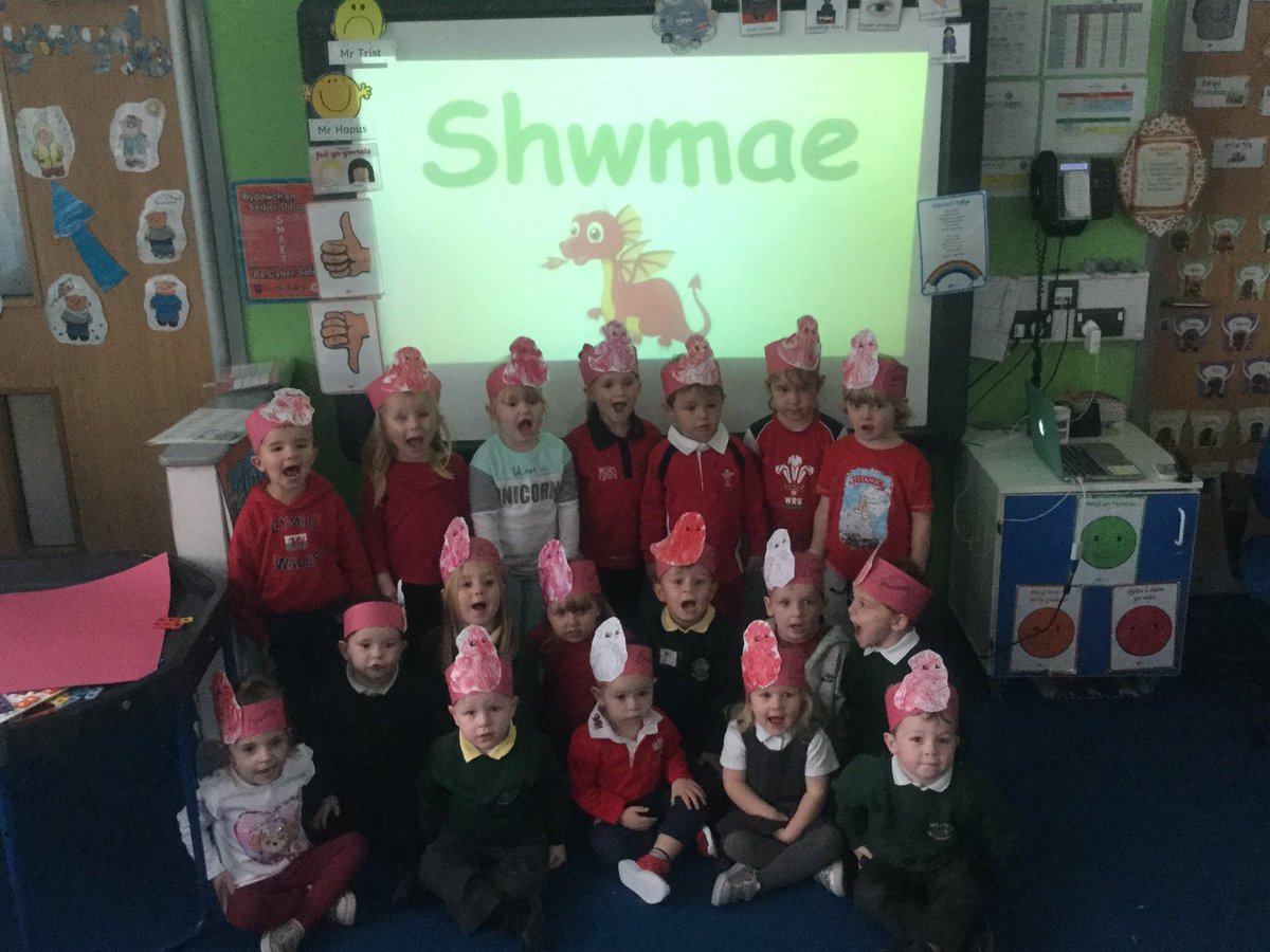 Shwmae o ddisgyblion y Dosbarth Meithrin 🤗👍🏻🏴󠁧󠁢󠁷󠁬󠁳󠁿 <a href="/ShwmaeSumae/">Shwmae Su'mae</a> <a href="/ShwmaeSirGar/">Shwmae Sir Gâr</a> @AdranGymraegYGS