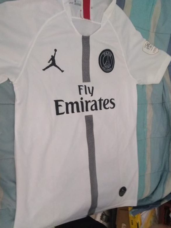 LosEsters's tweet photo. La semana pasada el contrato con @Nike finalizó tras 5 años. El club ha firmado un contrato por un año con @Jumpman23, quienes ya presentaron el modelo de la camiseta #2018. Adiós a la negra que nos vio ganar tanto.. https://t.co/rQuoGg7bFS