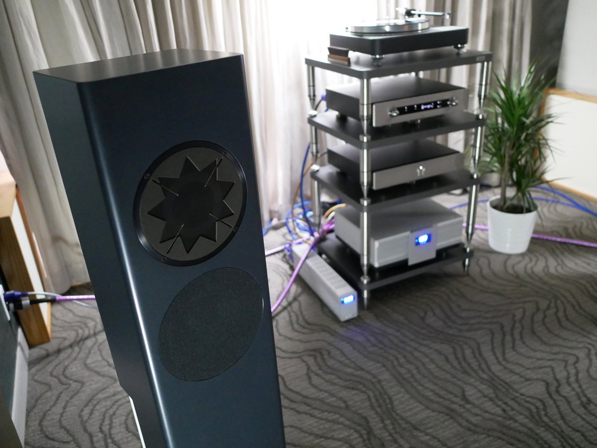 mangeraudio's tweet photo. "What I can say about the Manger S1 Active Loudspeakers ($24,995) is they  are among the most ear-inspiring things I heard at RMAF 2018 because they don’t sound like other speakers." Michael Lavorgna, https://t.co/EFctaukhzp
#fasterbettertruermanger #rmaf2018 https://t.co/EVrOhBtgKZ