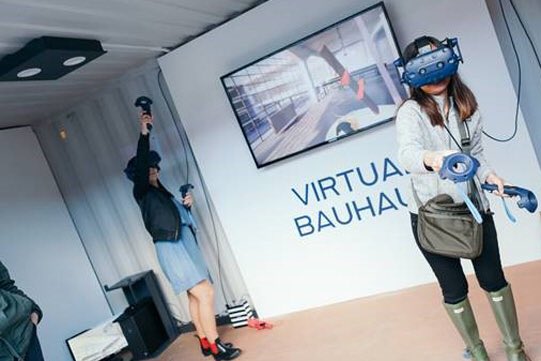 johannes_ebert_'s tweet photo. „Virtual Bauhaus“ v. @GI_weltweit auf #hubweek2018 in Boston. Großer Erfolg mit virt. Tour durch Dessaus Meisterhäuser. Enge Bezüge zw. #bauhaus und USA: @wunderbar2gethr feiert Bauhaus-Jubiläum mit Ausstellungen u. Workshops- auch für Kinder. @bauhaus100 https://t.co/R8E2SXt5Qt https://t.co/ikrjXV5o4n