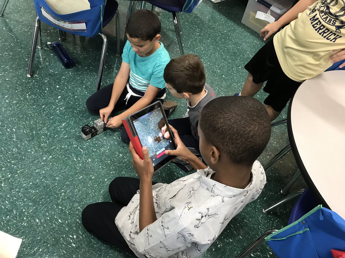 BevilacquaNB's tweet image. Mrs. Kerning’s class using the app, Clips to record their Cubelet robots! #modularrobotics #cubelets #clips