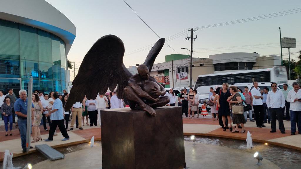 Jorge_Orlando06's tweet photo. Munumento a la memoria universitaria, se encuentra en la entrada del teatro de la máxima casa de estudios en Campeche, obra del arquitecto Jorge Marín #CAMyC https://t.co/giyVDWMVv5