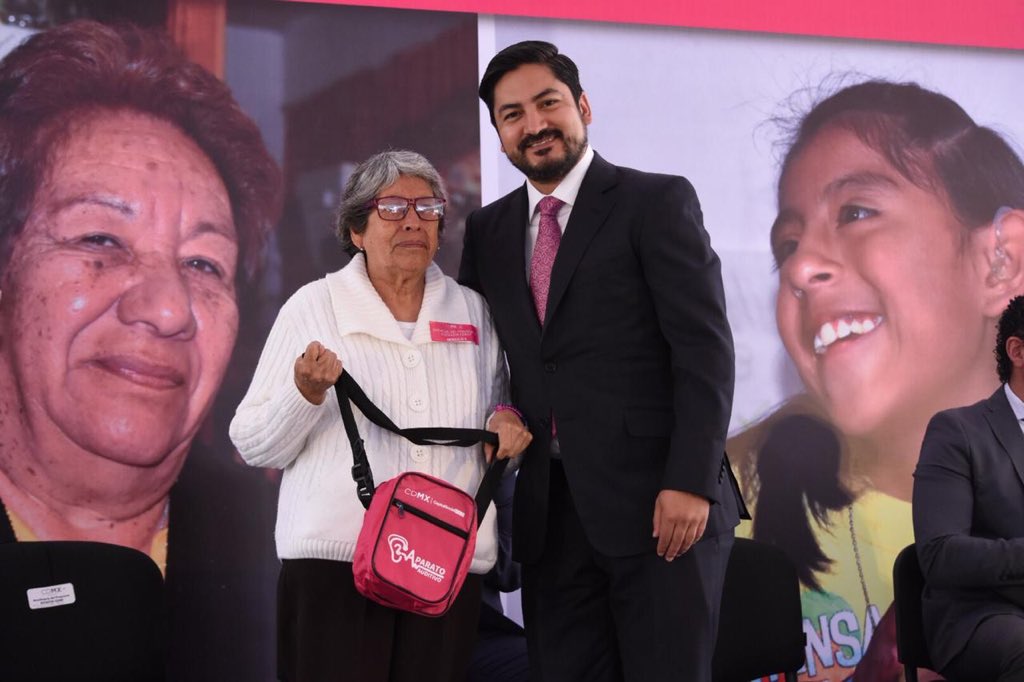 SEBIEN_cdmx's tweet photo. Con el propósito de mejorar las condiciones de vida de las personas con discapacidad auditiva de la #CDMX, el titular de la @DesSocial_CDMX, Alejandro Piña Medina, entregó 400 aparatos auditivos del programa #EscuchaCDMX, en la alcaldía Cuauhtémoc. https://t.co/sRfZEGAJlm