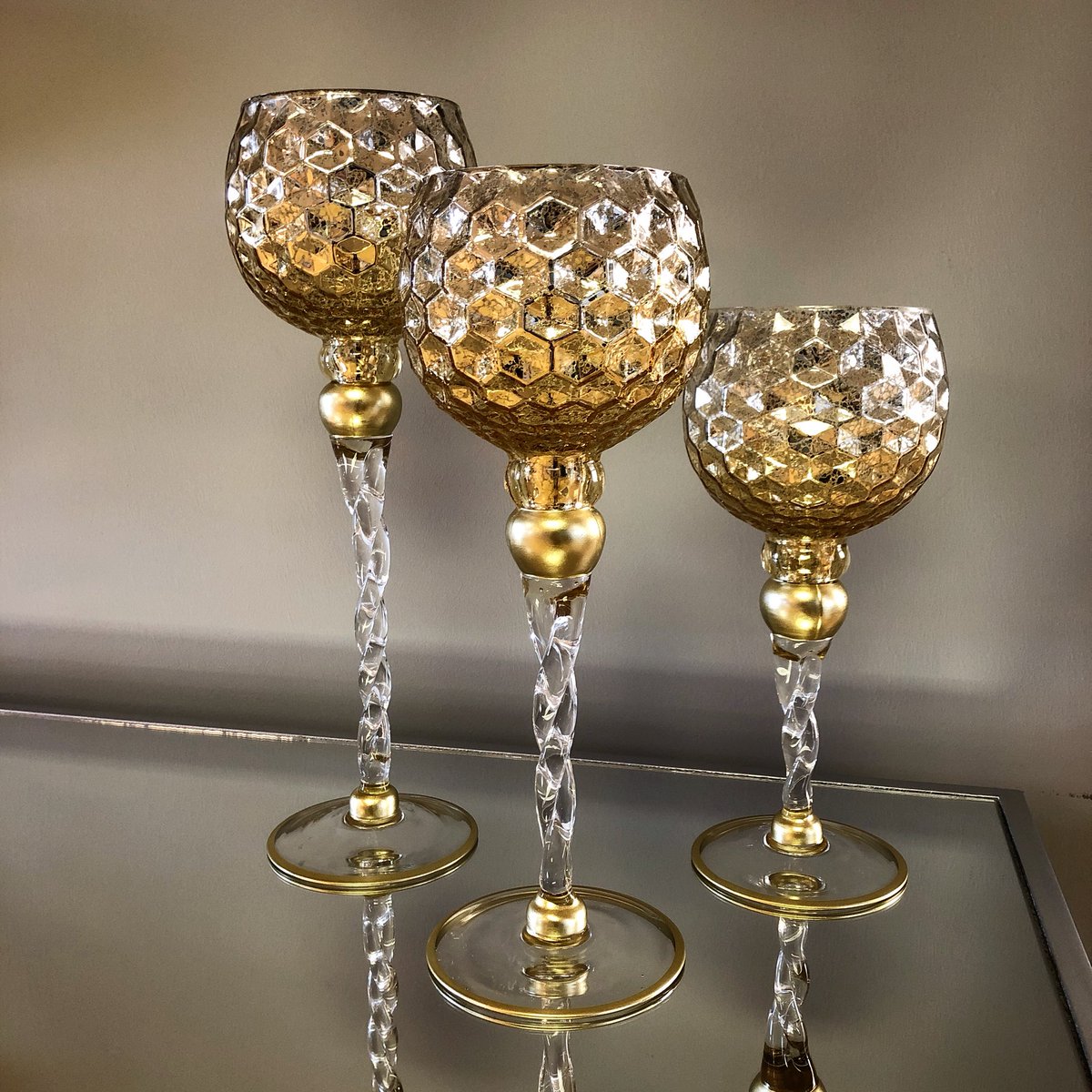 New!! Mercury Glass Honeycomb Globe Candle Risers 😍
#centerpiecedecor #mercuryglass
#rentaldecor