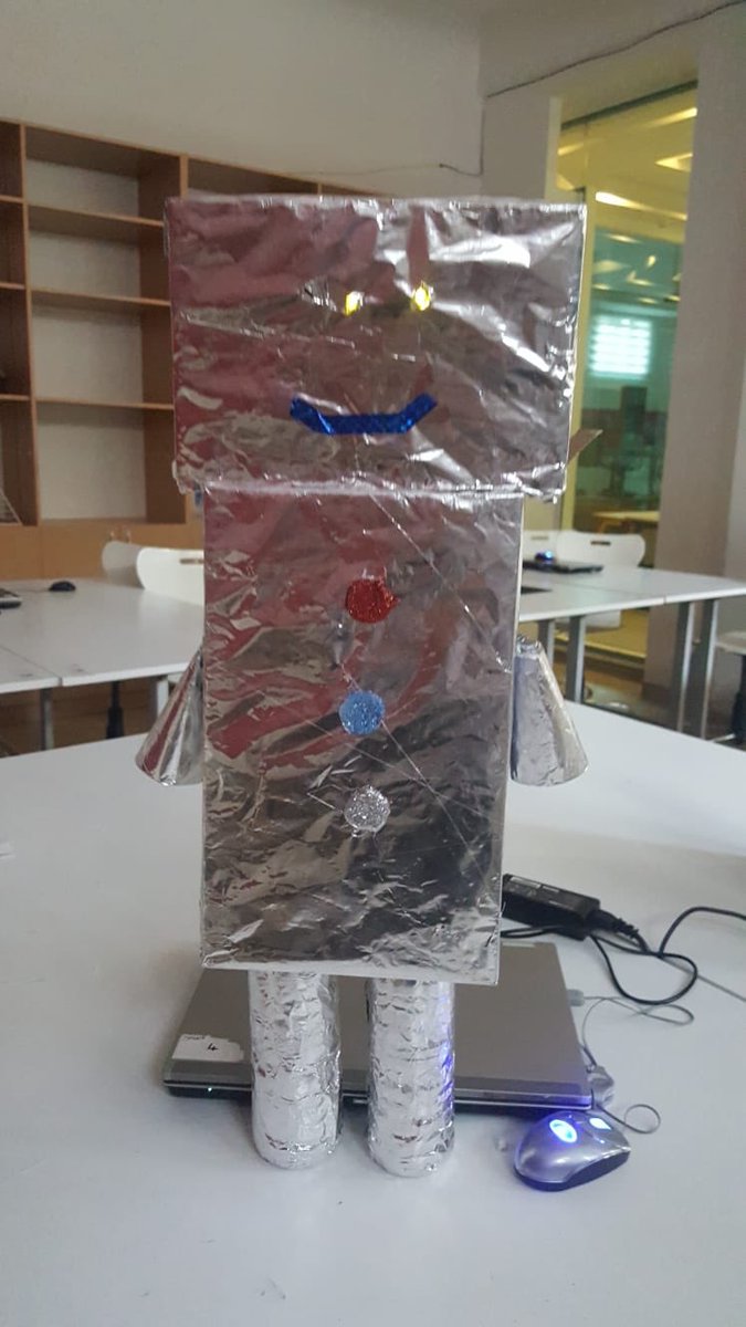 sinemgkpnr's tweet image. Haftanın ilk 7.sınıflarıyla önce robot tasarladık sonra gözlerinde led ışık yaktık... #BKArduino