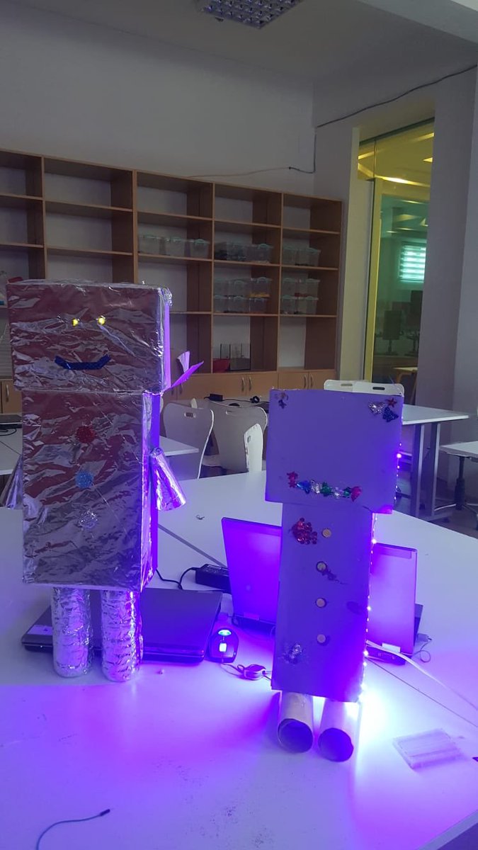sinemgkpnr's tweet image. Haftanın ilk 7.sınıflarıyla önce robot tasarladık sonra gözlerinde led ışık yaktık... #BKArduino