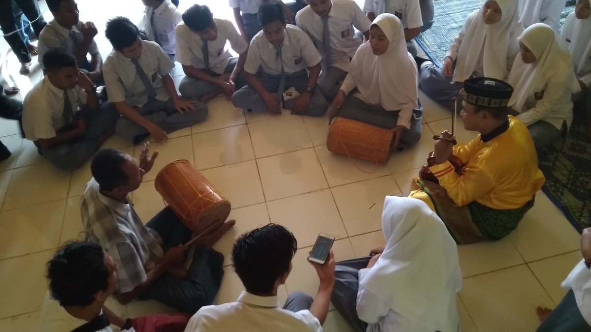 simeulueculture's tweet photo. Nandong Goes To School di SMA 3 Sinabang
Ikuti terus rangkaian Festival Nandong Simeulue 2018

salam budaya
Art &amp; Culture Community

#nandonggoestoschool #festivalnandong #simeulueculture #cahayaaceh #pesonaindonesia https://t.co/z37nuDysN3