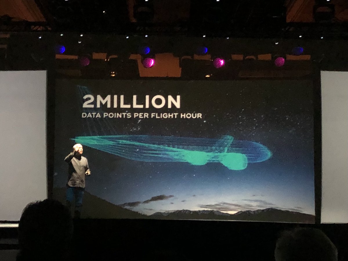 WhfAllen's tweet photo. #TAU18 The story of Data goes like this: the Hubble space telescope with the front screen and the sky effect is amazing，I like this step，So cool @ratzesberger @Teradata https://t.co/mAKEKmQYGX