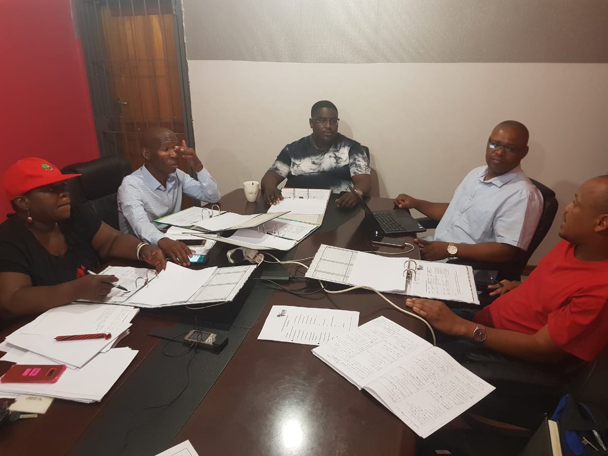 JosseyButhane's tweet photo. Officials of the EFF di dutshe Limpopo you are safe......EFFwayawaya✊✊✊ https://t.co/WWjeQICXOz