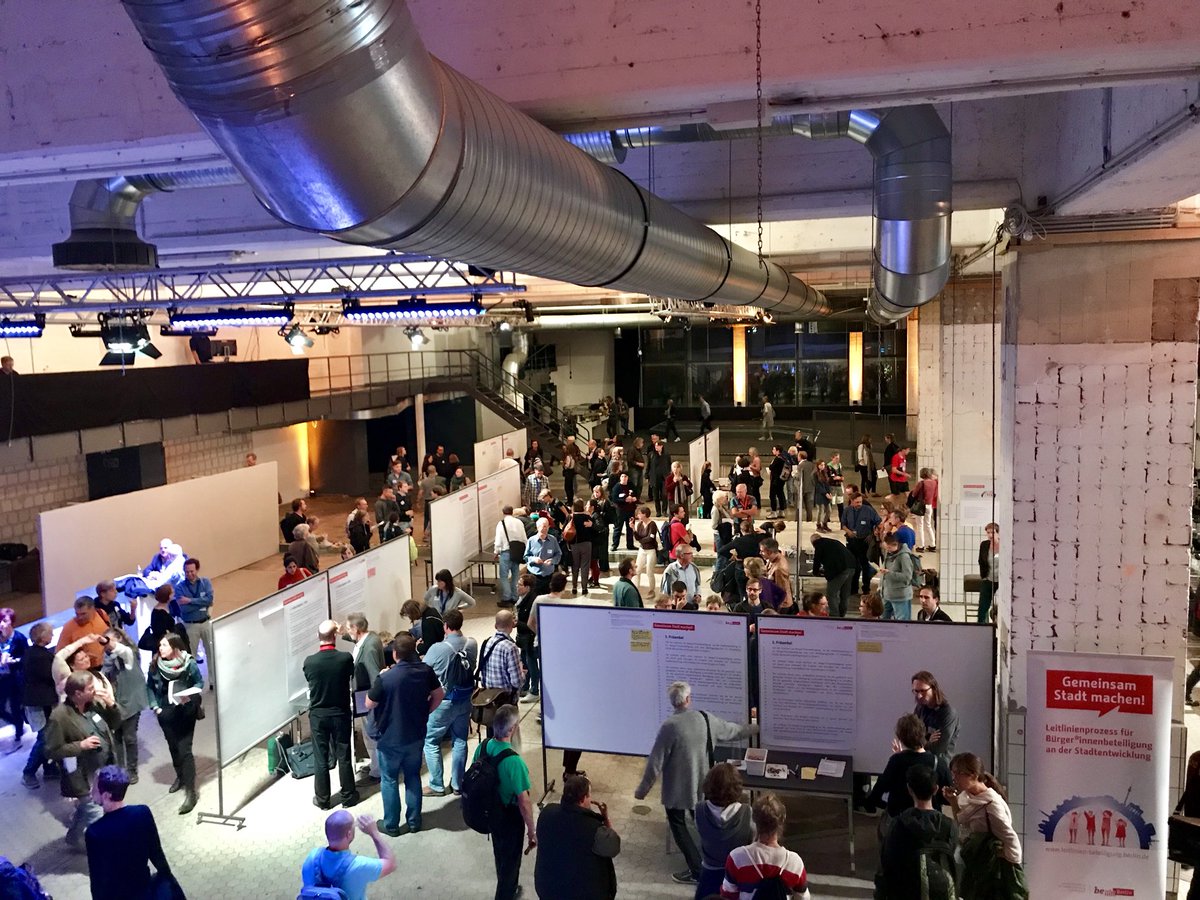 liqd_de's tweet image. Zur Stunde diskutieren 300 Menschen den Entwurf zu den Grundsätzen der Bürger*innenbeteiligung in Berlin!Wer heute nicht hier ist kann unter mein.berlin.de/projects/grund… mitgestalten wie Mitgestaltung in Zukunft aussehen wird!! #llbb #Bürgerbeteiligung
