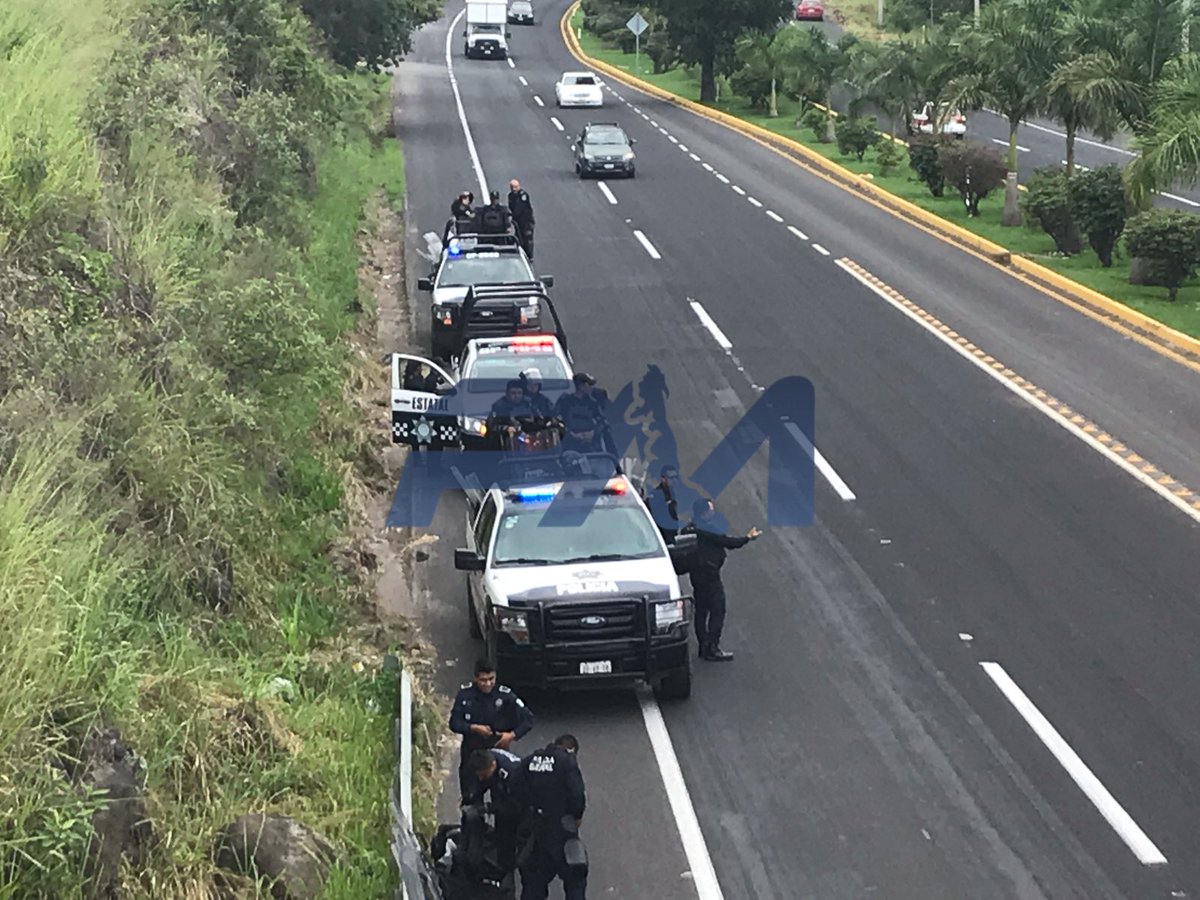 PrimeraManoM's tweet photo. Manifestantes liberan la circulación de la Xalapa-Veracruz por lapso de una hora, granaderos de @SP_Veracruz arriban al lugar para un posible desalojo @VialidadXalapa @angelesglezc https://t.co/kgWKqx16ig