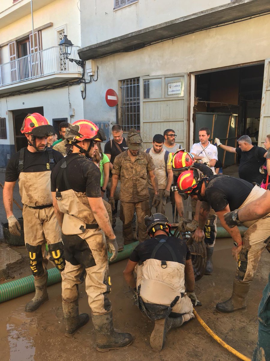 esRadioBaleares's tweet image. Después de la tragedia de #SantLlorenç,tras el luto oficial y cuando sigue la conmoción y el dolor en Mallorca, tertulia con #CCirer,#SColl y #MVidal, con la intervención de @elizabethgilren,una de las miles de voluntarias anónimas, que estuvo junto al Rey ivoox.com/despues-catast…