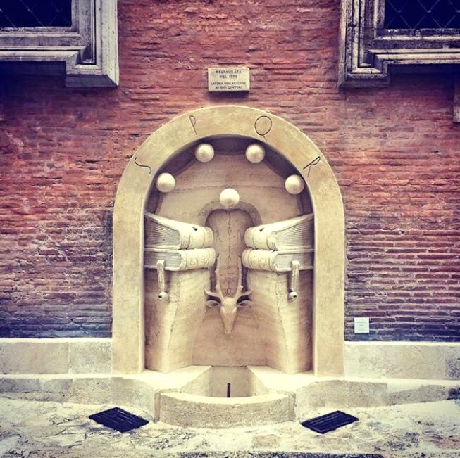 Per il #SocialBookDay la storia a lieto fine della #FontanaDeiLibri, restaurata grazie al crowdfunding dell’associazione Wij Zijn Romeinen (anche noi siamo romani), giovani studiosi olandesi che si sono attivati dopo i danni causati alla fontana della #Barcaccia dagli hooligans