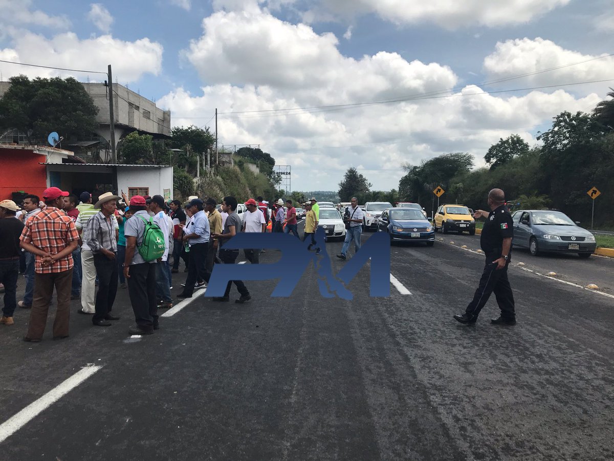 PrimeraManoM's tweet photo. Representante legal de la  empresa Gas Natural del Noreste responsable del gasoducto abandona el diálogo que tenía con manifestantes y autoridades de Emiliano Zapata, se mantiene libre la circulación @VialidadXalapa @angelesglezc @SP_Veracruz https://t.co/gUf2DKAX9f