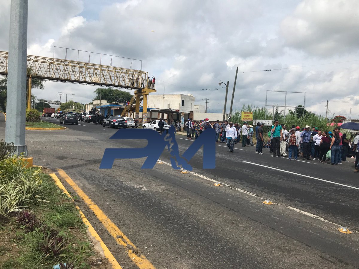 PrimeraManoM's tweet photo. Representante legal de la  empresa Gas Natural del Noreste responsable del gasoducto abandona el diálogo que tenía con manifestantes y autoridades de Emiliano Zapata, se mantiene libre la circulación @VialidadXalapa @angelesglezc @SP_Veracruz https://t.co/gUf2DKAX9f