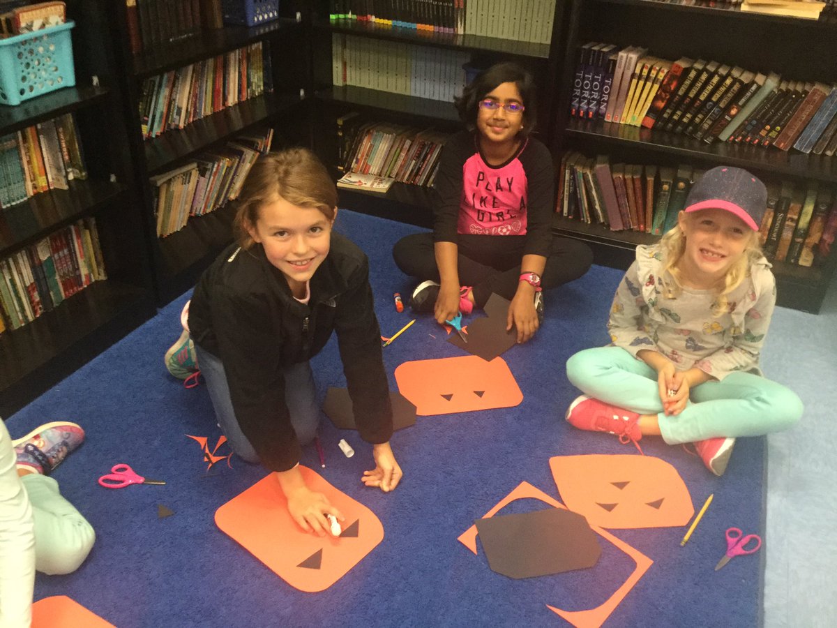 TeamNunamaker's tweet photo. Making jack-o-lantern glyphs with our buddies in Mrs Knutson’s class! We are all different! #CPSBest #cpsmillcreek https://t.co/6CJz549OT9