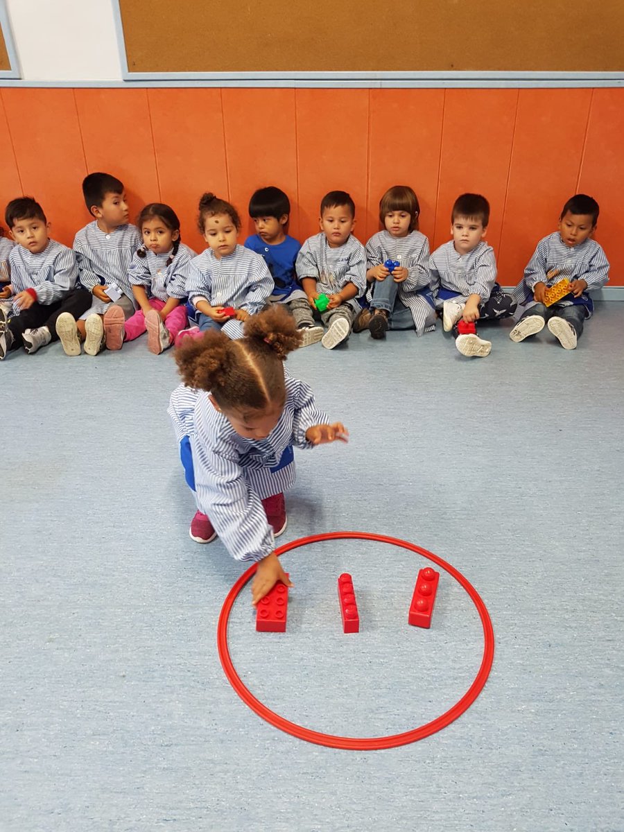 stgervasi's tweet photo. Avui hem fet un joc de classificar peces per colors! Ho hem fet molt bé! #unmónperdescobrir #aprenemjunts #lestortugues🐢 #stgervasi https://t.co/ORwbf3xyuq