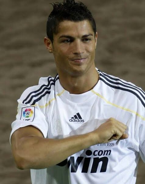 Deportes: Cristiano Ronaldo es presentado, con el Real Madrid, “Aquí me voy a retirar”, comentó a la prensa