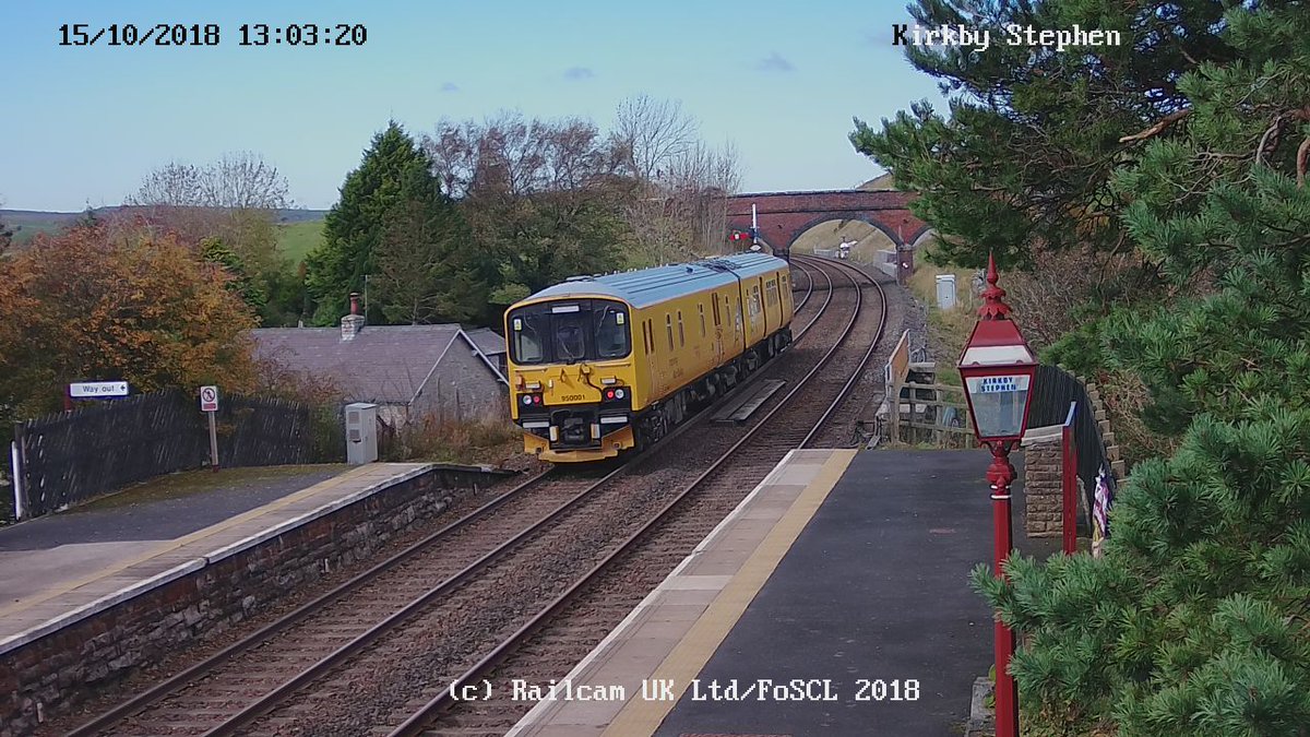 railcamlive's tweet image. Railcam's Pick of the Day, 15/10/18.

@GWRHelp 
@125Group 
@PRCLT6233 
@westcoastrail 
@GBRailfreight 
@CEMEX 
@CEMEX_UK 
@bytemark 
@networkrail 
@foscl 
#HST #Class165 #Class66 #Class950 #Newbury #BushburyJunction #York #KirkbyStephen