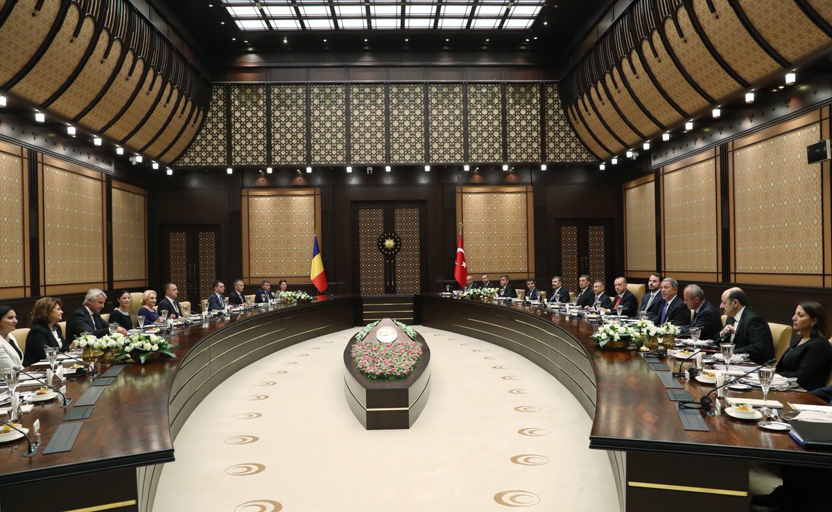 Akparti's tweet photo. Cumhurbaşkanımız Recep Tayyip Erdoğan, Romanya Başbakanı Viorica Dancila ile Cumhurbaşkanlığı Külliyesindeki görüşmenin ardından heyetlerarası çalışma yemeğine katıldı. https://t.co/r9zbMQLnuu