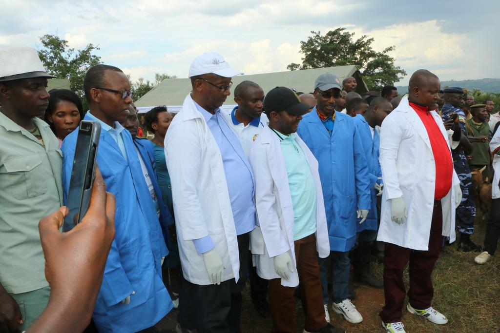 prdaigl's tweet photo. 5. Rappelons que c'est en collaboration avec son Projet Régional de Développement Agricole Intégré dans les Grands Lacs ( @prdaigl ) que le @BMineagrie  mène ce combat farouche contre la #PPR au #Burundi . Les éleveurs se réjouissent des résultats atteints. https://t.co/dYbDU8r4BO