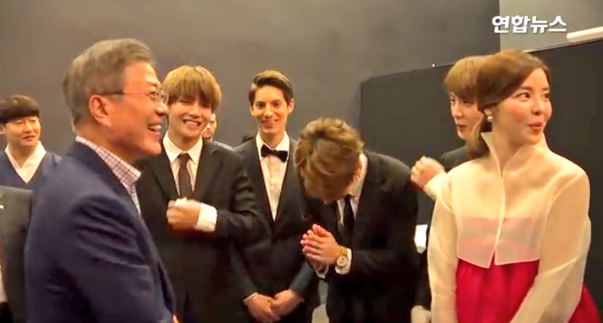 Listen! The President remembered Jungkook’s appearance on a variety show. But what made me smile is, the moment Guk bowed down to accpet the compiment, there is a certain someone who immediately reacts too like their body functions as one!  #vkook  #kookv  #taekook 