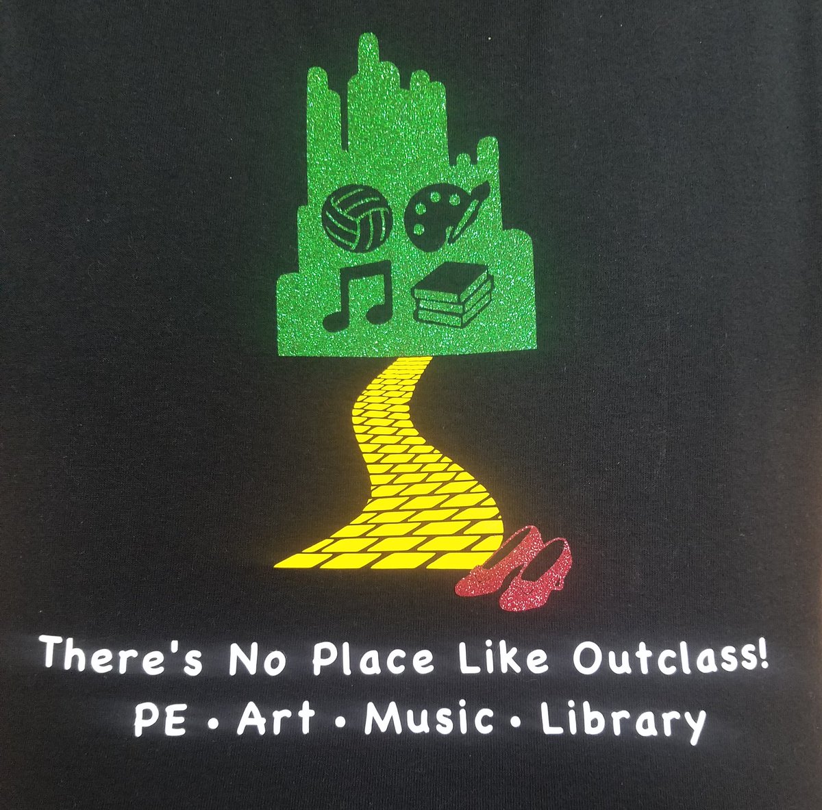 SnapClapPat's tweet photo. "There's No Place Like Outclass!" 🖤 #PE ❤ #Art 💛 #Music 💚 #Library 🖤 @JSES_Stallions #OutclassPack #OutclassSquad #WizardOfOz 
Thanks for the adorable shirts @JCorderoArt! 😘 https://t.co/ScxGaxmv43