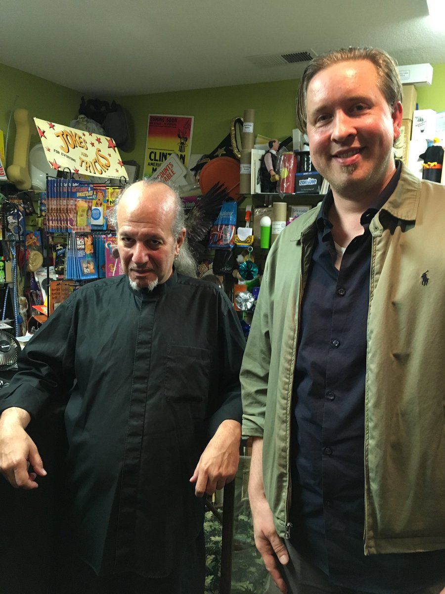 RickAusland's tweet image. Thank you to @RealMaxMaven for coming to the Twin Cities to teach and perform! I learned some new insights and subtleties at your lecture yesterday, enjoyed your performance at #SundayNightMagic, and am excited to attend your workshop today! 🃏📏📝✉️
#magic
#MNmagic
#mentalism