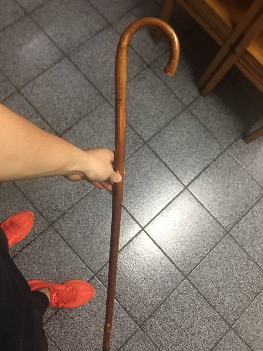 Venir a cenar a un bar y encontrarte el baston de <a href="/wololos/">Wololos</a> 😂😂😂