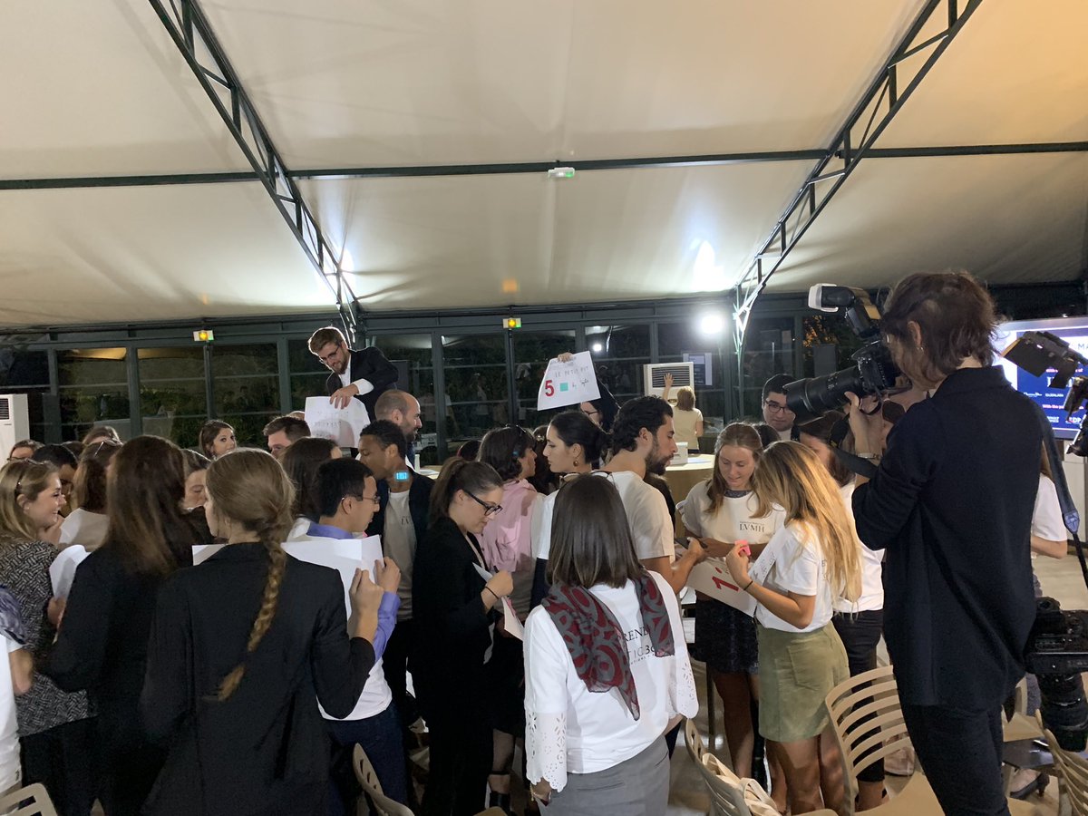 Startup_inside_'s tweet photo. Le moment des votes tant attendu #hackathonmaker #innovation #beautytech https://t.co/tatNBgp38K