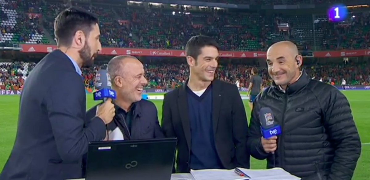 estoyvivo_tve's tweet photo. Nuestros protagonistas se cuelan en el partidazo #EspanaInglaterra 
No te pierdas el capítulo de hoy a las 22:40 #EstoyVivo https://t.co/XZK77zGRR1