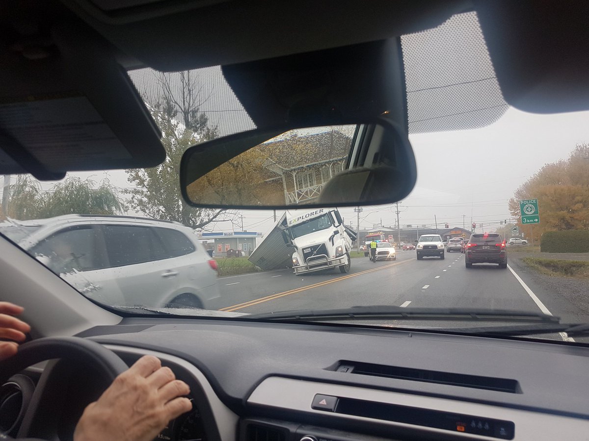 lapinedelune's tweet photo. Intersection #r338 et #r158 a st lin laurentides. Camion renversé https://t.co/qfcL8WNXHJ