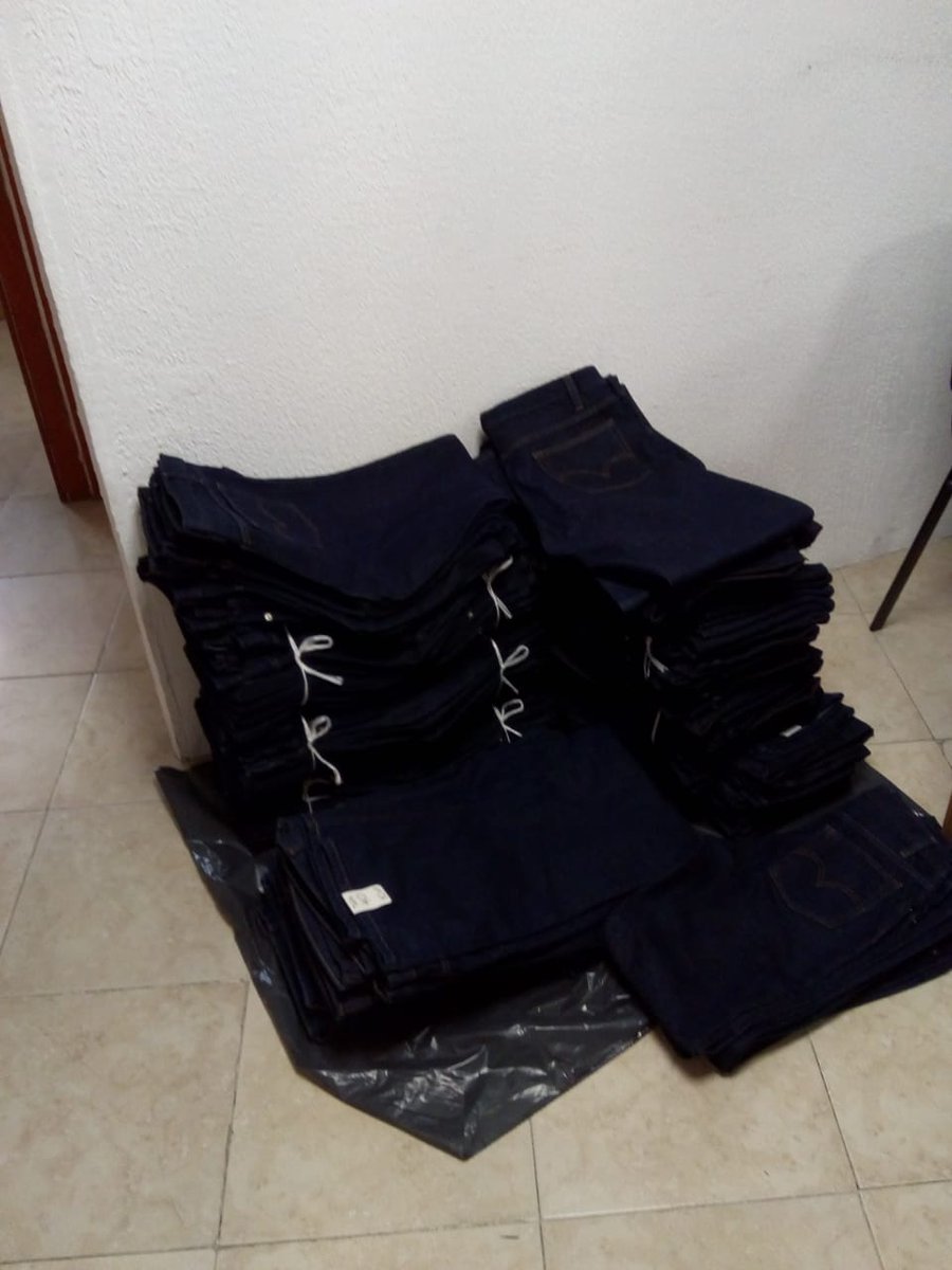 Los Srios. Jorge Cruz y Rosa Martha en la recepción y revisión de los uniformes, trámite de años que solo quedó en palabras y este Comité sí pudo concluir. Enhorabuena por los beneficiarios.