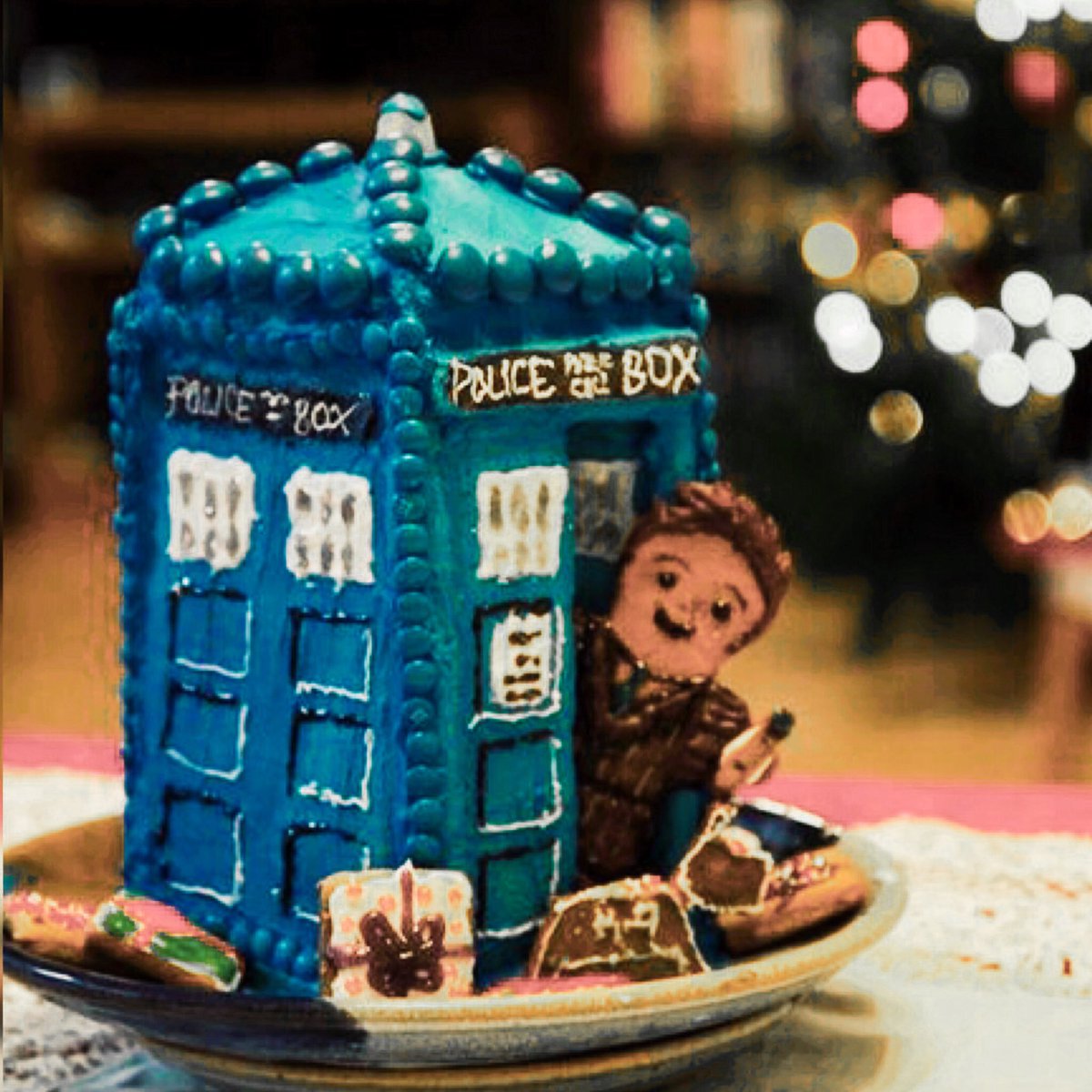 Irene_Silmarien's tweet photo. Hello! Iβm the Doctor! #DoctorWho π #Nerdcake #DavidTennant https://t.co/1T551dLwI7