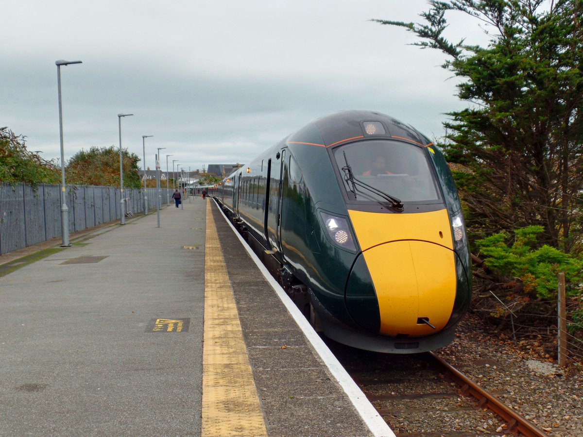 Marky7890's tweet photo. 802101 becomes the first @GWRHelp Class 802 IET to visit #Newquay #Cornwall today on a test run. https://t.co/gYaKI98mVe