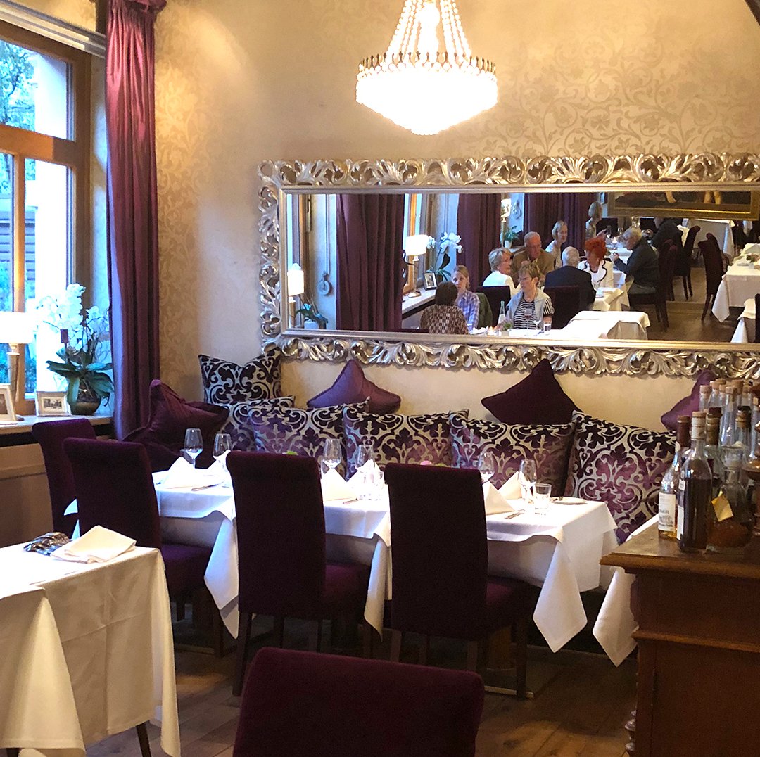 evinumweb's tweet photo. Eine Institution in Mainz – Geberts Weinstube. Wunderbares Restaurant mit Charme und sympathischen Gastgebern. Die Mutter sorgt sich um das Wohl der Gäste und der Sohn Frank Gebert um die Zaubereien in der Küche. So was von lecker. 🥇@WineCapitals @mainz_de https://t.co/AqMFX3FEI2