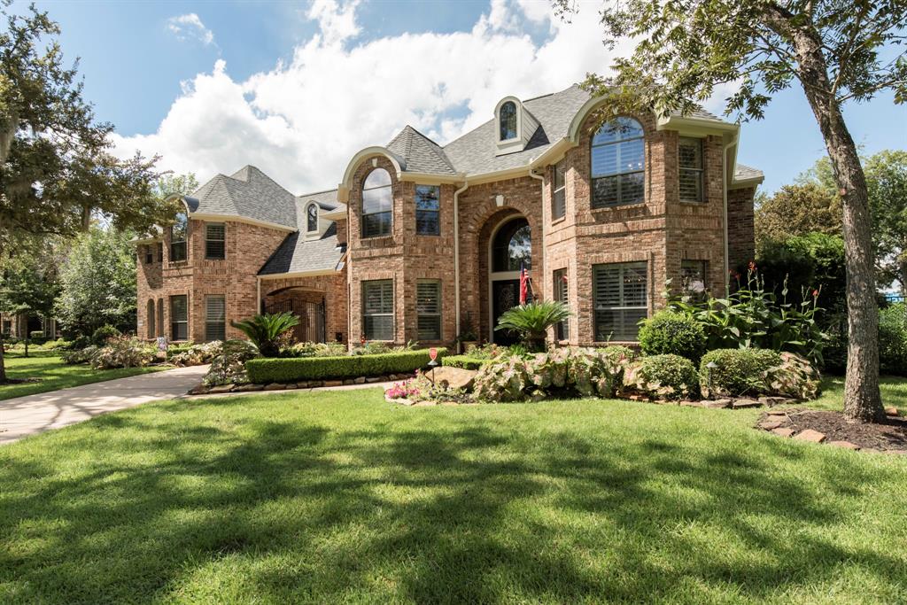 CarnanP's tweet photo. Located in the Acres section of Sienna Plantation, this magnificent home has instant curb appeal. 
Listing Agent: Michael Magana
#HowWeRealEstate #WeOpenDoors #CarnanTeam #CarnanProperties #MissouriCity #LuxuryHomes https://t.co/feDZD50Qk3 https://t.co/TiHk5pE5R2