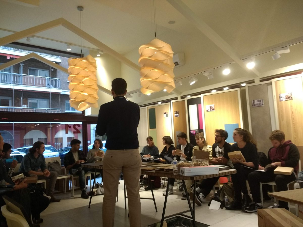 Finsa_21's tweet photo. Esta tarde nos ha visitado un segundo grupo de alumnos de Diseño de Producto de la Escuela Superior de Diseño de Madrid. Nuestro compañero Jesús Martínez se encargó, una vez más, de presentarles las soluciones en #madera #byFinsa https://t.co/ksEXiJkzqM
