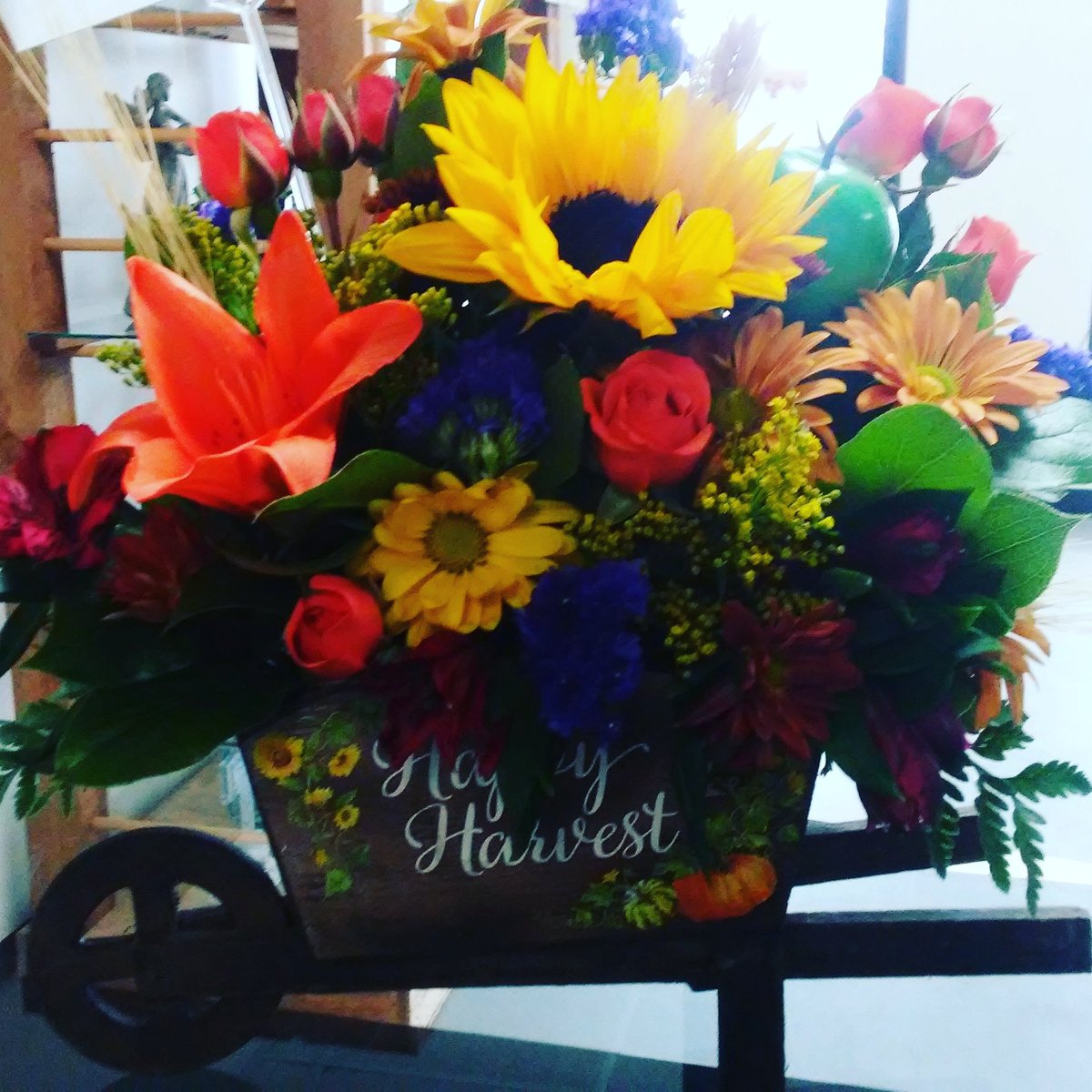 MelsBlossoms's tweet photo. #fall happy #harvest #bouquet available for a limited time @Melsblossoms https://t.co/whyqzeTwNi