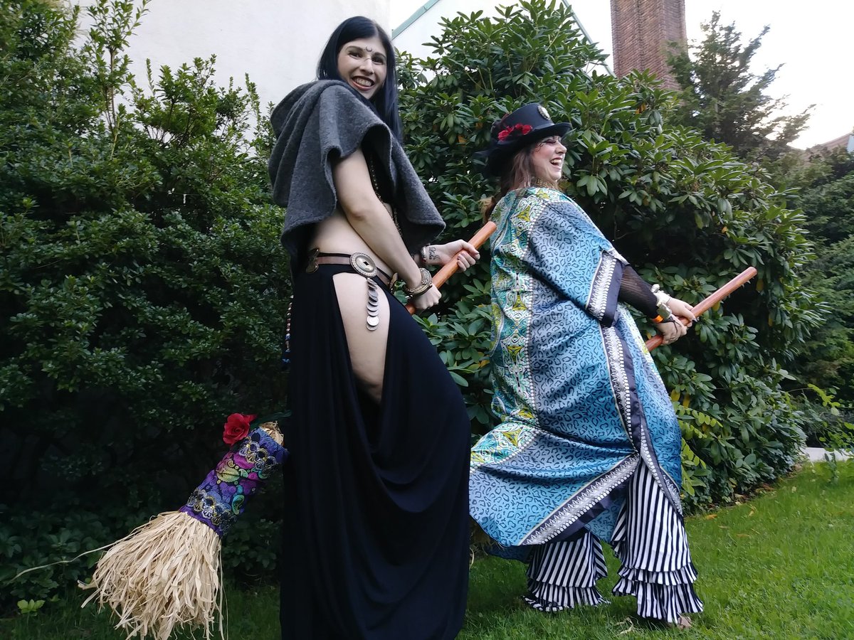 windsofthemoon's tweet photo. Love dancing and getting silly with this witch 🎃 at the 2018 Halloween and Psychic Faire #witches #Halloween #tribalbellydance #tribalfusion #bellydance #windsofthemoon https://t.co/aLA3zW3962