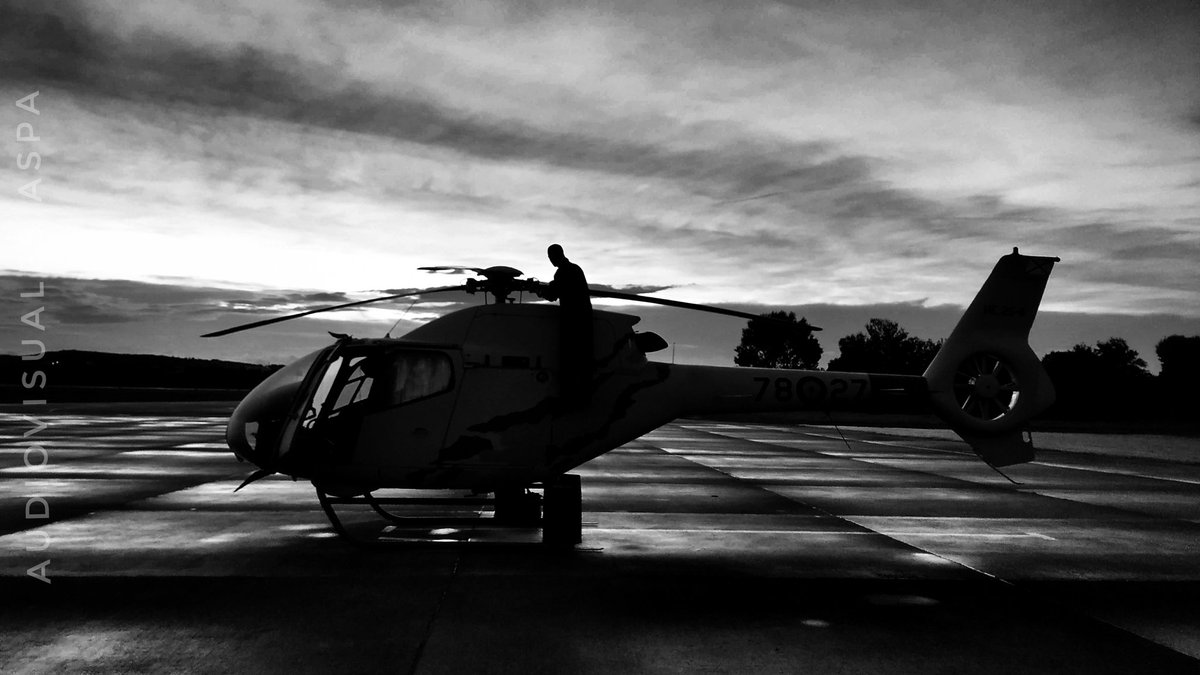 PatrullaAspa's tweet photo. Se acaba el lunes
#BuenasNoches
#photography #Helicopter #Aspa2018 #MecánicosDelAire @EjercitoAire @AirbusHeli https://t.co/gPElgbt5zh
