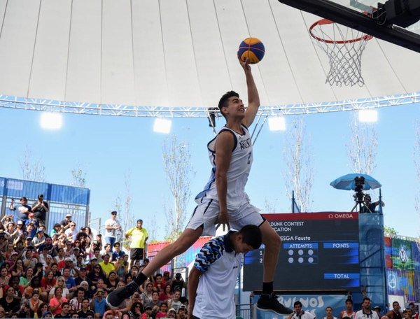 Cba24Ncomar's tweet photo. @BuenosAires2018 #JuegosOlimpicosdelaJuventud2018 Concurso de #Volcadas El jugador de Weber Bahía #FaustoRuesga 🇦🇷 se impuso en la final del torneo de volcadas por fallo unánime ante Nikita Remizov 🇷🇺 y se llevó la #MedallaDeOro 🥇 https://t.co/UD3vG6ZXgv