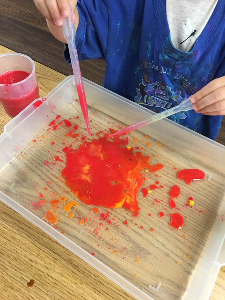 BreitePreK's tweet photo. #oilandwater #finemotorfun #observationstation #ilssc https://t.co/C1P1tasSeo