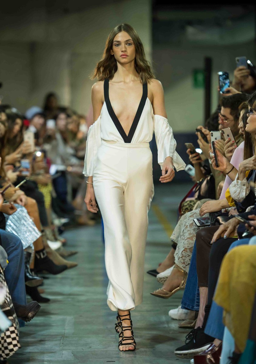 ´<a href="/fashionweekmx/">MBFWMx</a> 
Diseñador: ´<a href="/krisgoyri/">Kris Goyri</a>  
Colaboración: con Mercedes Benz #SS19

#MBFWMx #WeWonder #CapitalDeLaModa 
 #25añosMBMx #CDMX