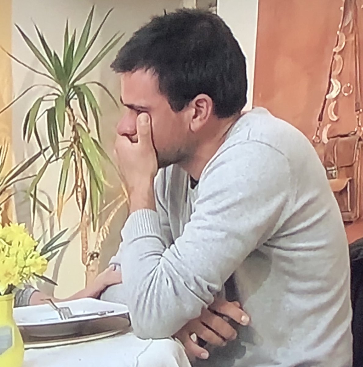 Poulpitto1's tweet photo. #ADP2018 Il pleure quand il parle de Môman... ça promet de belles soirées d’hiver chez les Bates ... https://t.co/VOMnjJesVf