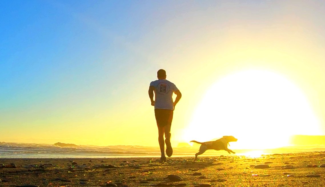 Running into the sunset at Owenahicha Beach  @SouthernStarIRL @theirelandguide @theskibeagle @cork_daily @CelticRossHotel @SkibbereenTO @discoverwcork @WAWHour @PhotosCork @GoToIrelandCA @TourismIreland #sunset #WestCork #Ireland #running #runningwithdogs