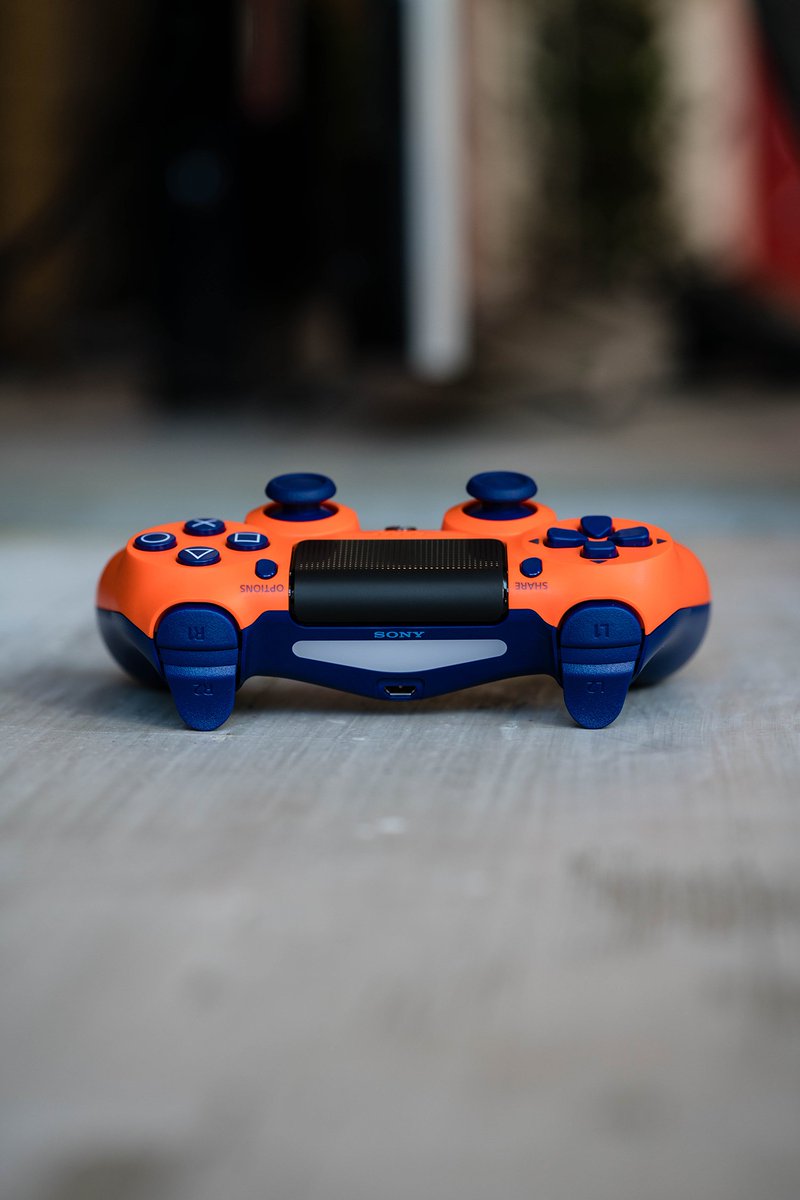 PlayStation's tweet image. What's more beautiful than a sunset? 🌞

DualShock 4 is now available in vibrant Sunset Orange. play.st/2CgtMvg