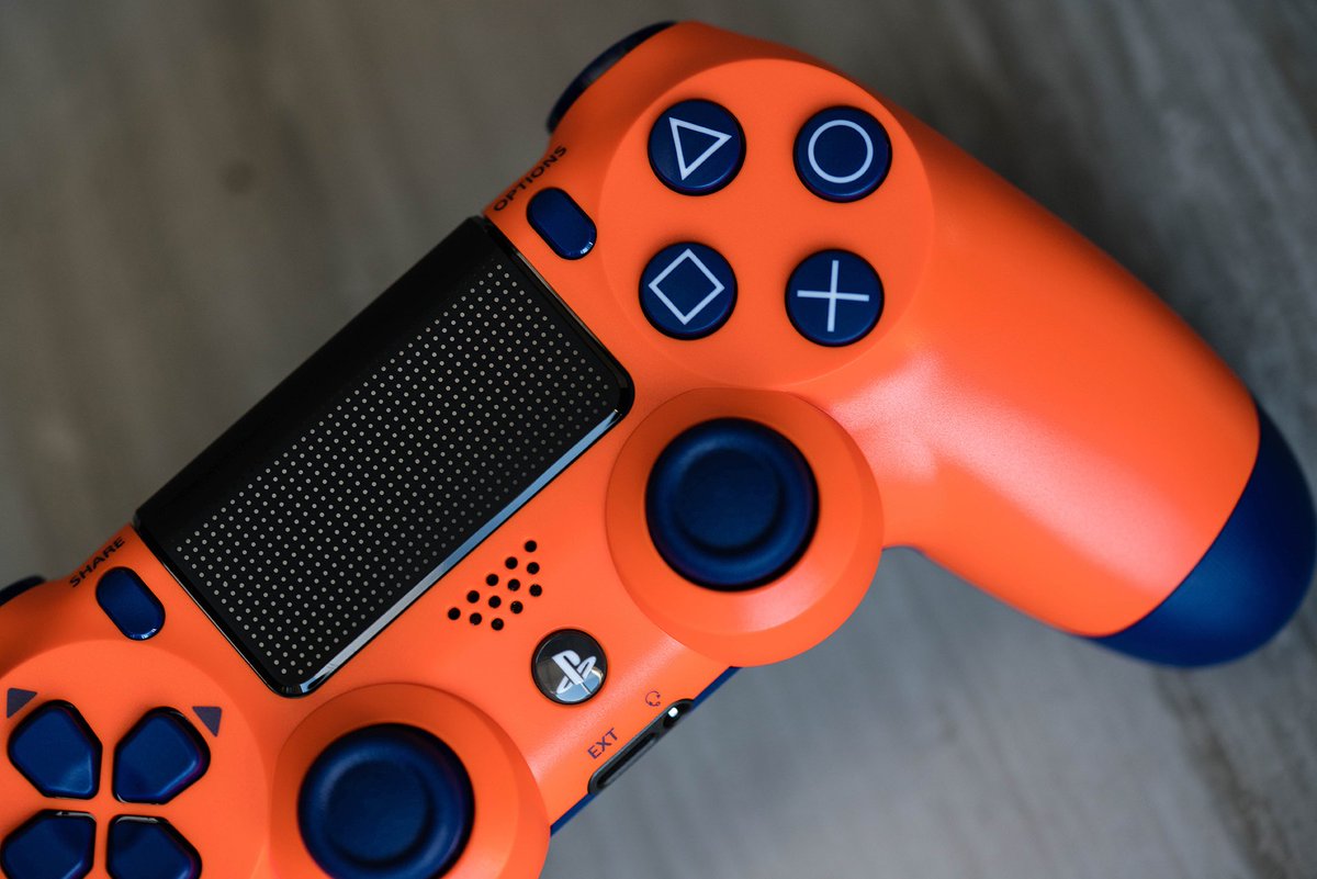 PlayStation's tweet image. What's more beautiful than a sunset? 🌞

DualShock 4 is now available in vibrant Sunset Orange. play.st/2CgtMvg