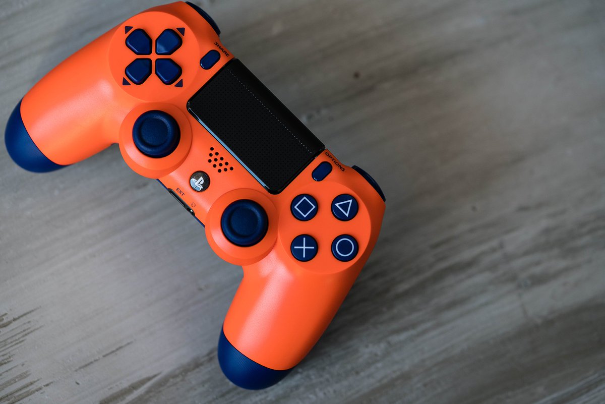PlayStation's tweet image. What's more beautiful than a sunset? 🌞

DualShock 4 is now available in vibrant Sunset Orange. play.st/2CgtMvg